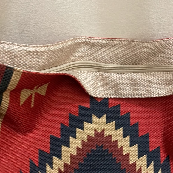 🎉❤️HOST PICK!! Juliette Multicolor Aztec Shoulder Tote Bag Fringe - Picture 2 of 4